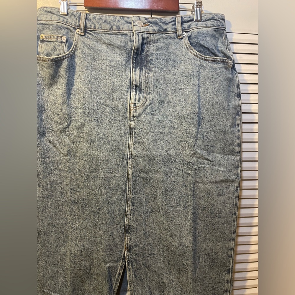 ASOS Design Light Wash Denim Jean Skirt with Front Slit
W 36 L40